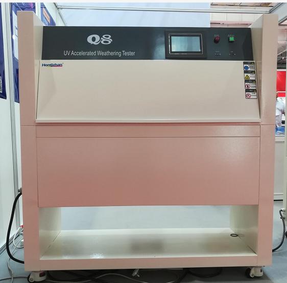 ¿Cómo reproduce la cámara de prueba de luz ultravioleta de laboratorio la exposición al sol y la lluvia?